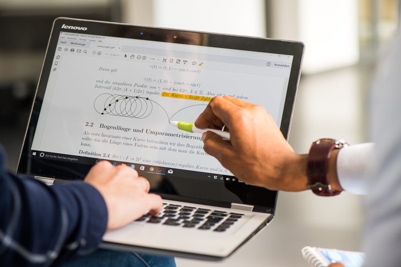 Förderung von Schülerleistung im Fach Mathematik: Machen digitale Anwendungen den Unterschied?