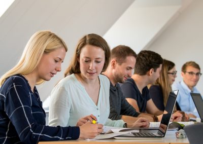 Bekommen Mädchen tatsächlich bessere Schulnoten als Jungen?