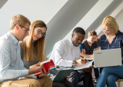 Wenn SchülerInnen sich gegenseitig beurteilen: Wie lernwirksam ist Peer Assessment im Unterricht?