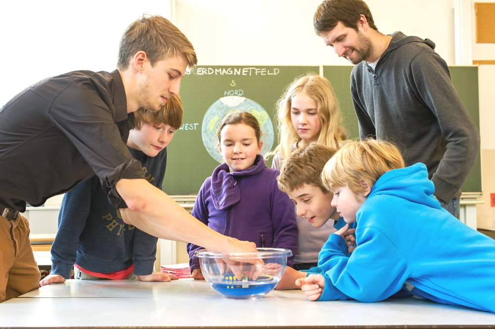 Motivation und Interesse für MINT Fächer in der Schule fördern: Profitieren Mädchen und Jungen gleichermaßen?